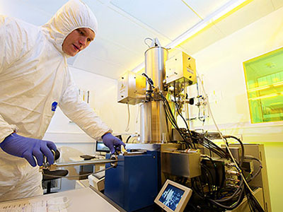 Work in a clean room in the Quantum Technology Centre