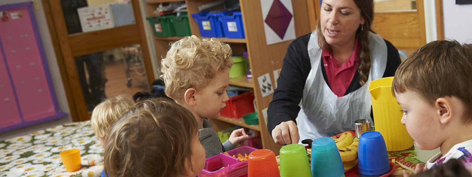 children eating bananas 